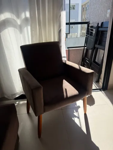 Poltrona Decorativa Marrom com Pés de Madeira 