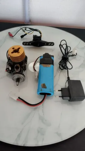Motor nitro com partida automática sem compressão.
