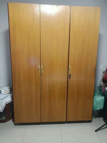 Guarda-roupa de madeira maciça