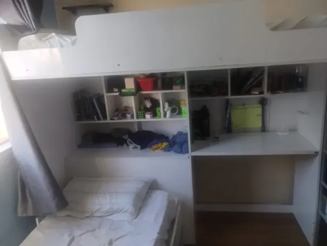 Cama beliche com escrivaninha