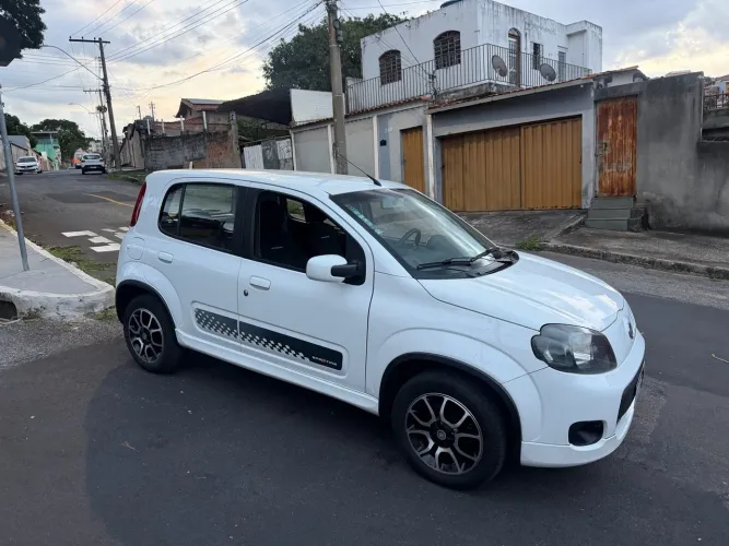 Fiat Uno Sporting 1.4 EVO Fire Flex 8V 4P 2013