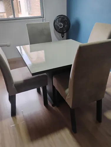 Conjunto Sala de Jantar Mesa Tampo de Vidro com 4 Cadeiras