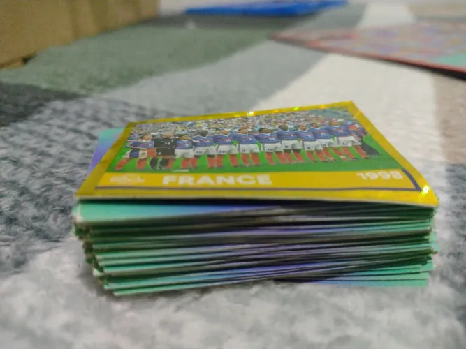Álbum da Copa 2022 Incompleto + Lote de Figurinhas Repetidas