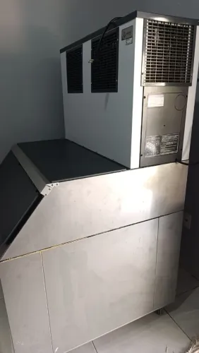 MAQUINA DE GELO   com depósito 250 kg..gelo de cubo..instalação e com garantia..