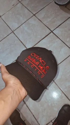 Boné da Red Bull usados pelo mc IG