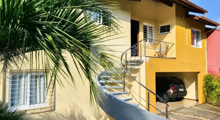 Casa de 3 dormitórios com piscina em Coqueiros