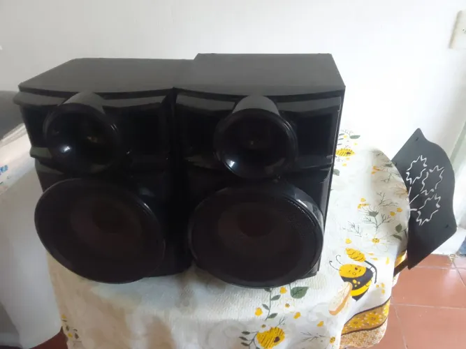 Duas caixa de som lg