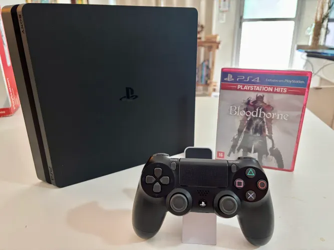 PS4 Slim impecável c/ controle + Jogo Lacrado
