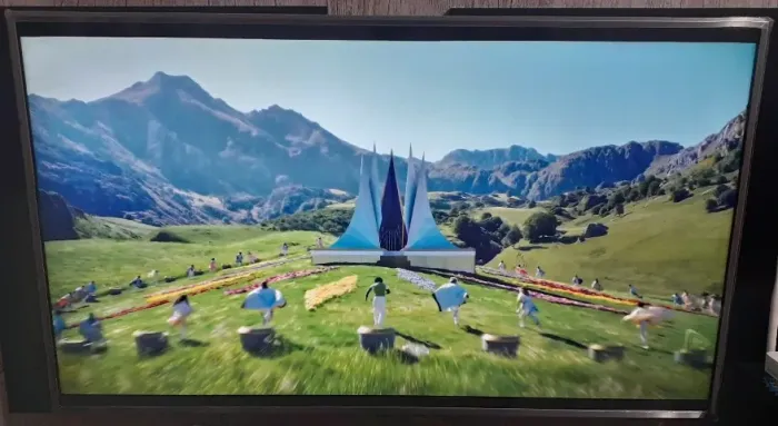 TV LG Smart 4K 50 pol. - Ainda com o plástico na moldura.