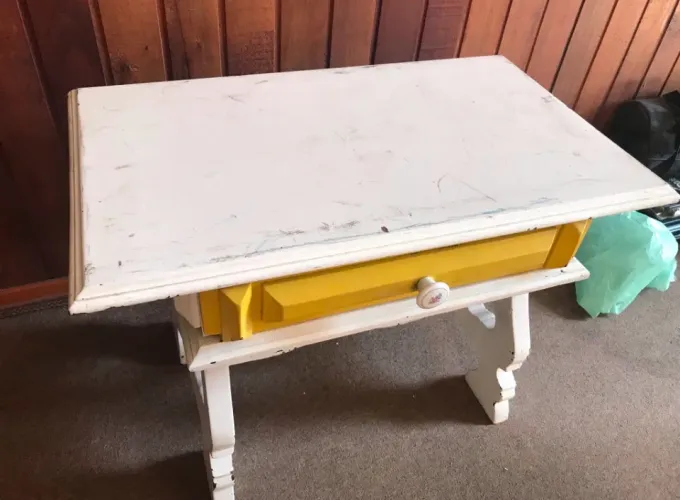mesa de cabeceira ou aparador de madeira pequena