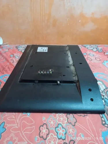 tv 32 com wi-fi telha quebrada para retirada de peças
