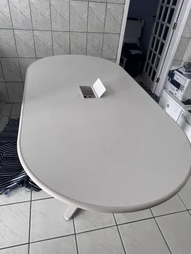 Mesa bancada oval para escritório com ponto de energia no centro