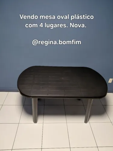 Mesa Oval multiuso. Plástico resistente. Sem cadeiras. Sem uso.