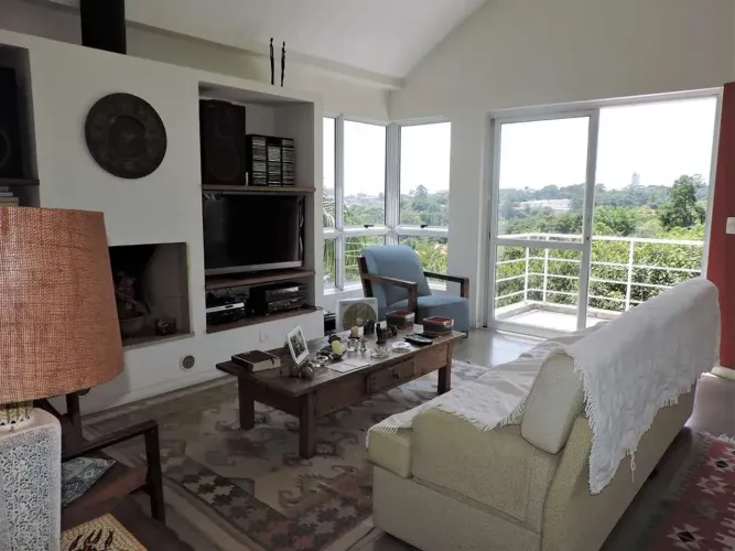 Linda Casa Contemporânea no Condomínio Palos Verdes - Com ótima localização na Granja Vian