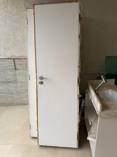 Portas completas com caixilho e fechadura , são 5 portas 