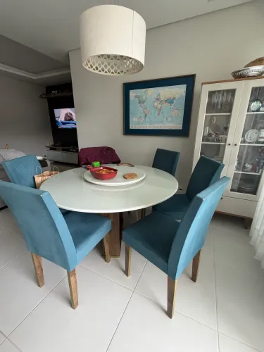 Mesa de jantar e cadeiras