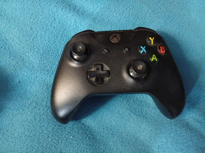 Controle de Xbox one X  com defeito