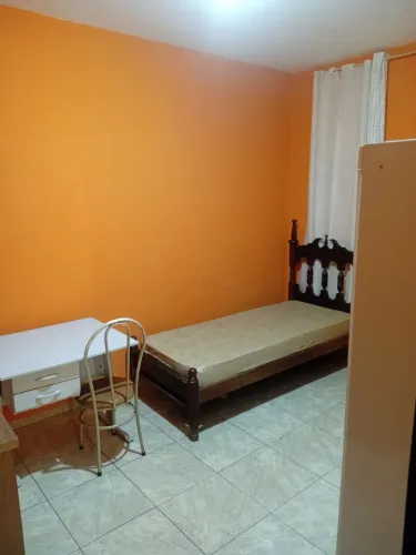 Alugo quarto para rapazes