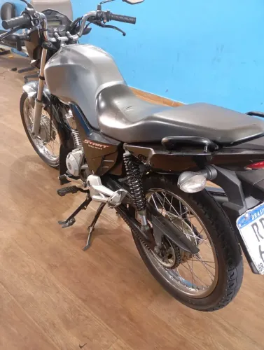 Moto com quilometragem original já revisada e pneus novos kit recém colocado 