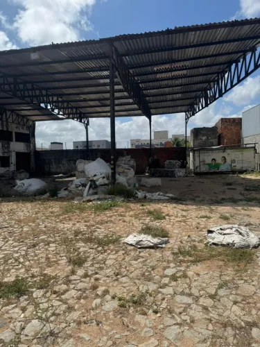 Terreno com Galpão à Venda Próximo à Avenida Washington Soares