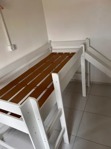 Cama infantil com colchão novo e escorregador 