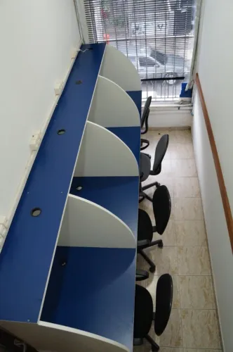 Quatro Estações de Trabalho (baias) para fixação na parede