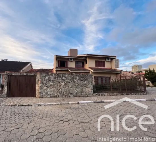Casa semimobiliada, de 450m², com 5 Dormitórios, sendo 4 Suítes, no bairro São Judas, em I