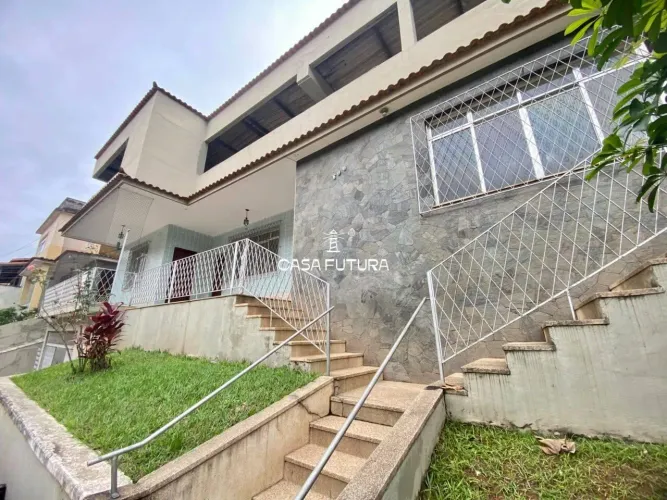 Excelente Casa 1518m² de Terreno e 536m² de Área Construída com 08 Quartos, Quintal e Área