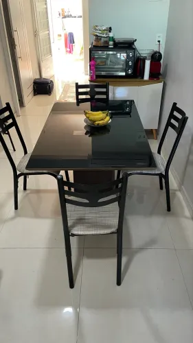 Mesa de vidro preta com 4 cadeiras 