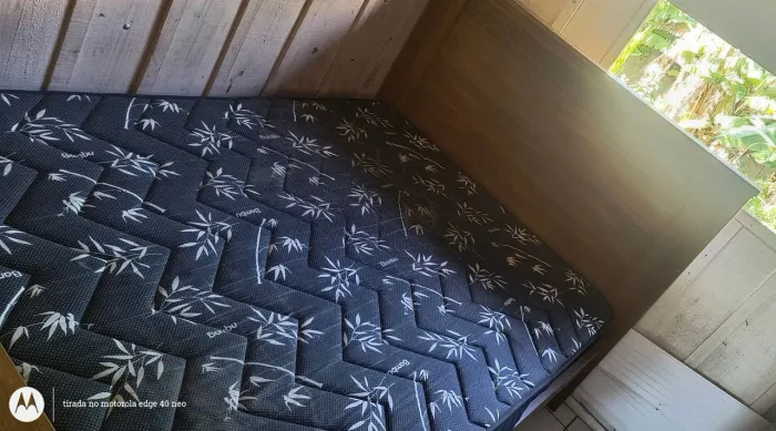 Cama de madeira novinha 