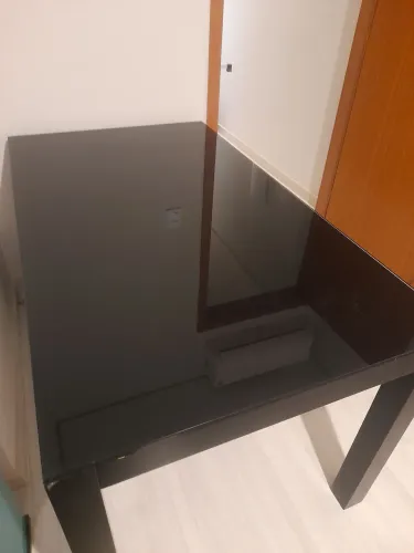 Mesa preta com tampo de vidro