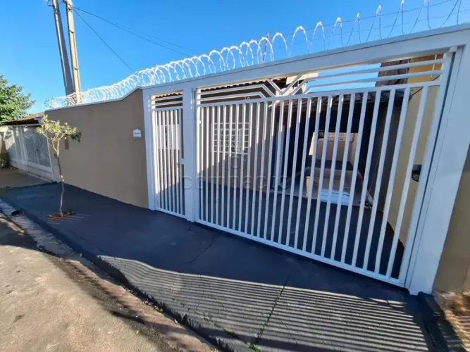 Casa 2 Dormitórios | 2 Vagas | Quintal com Varanda