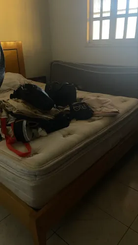 Cama de casal em madeira maciça com colchão box de molas