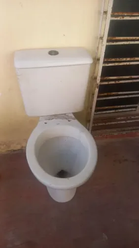 Bacia sanitárias diversas usadas