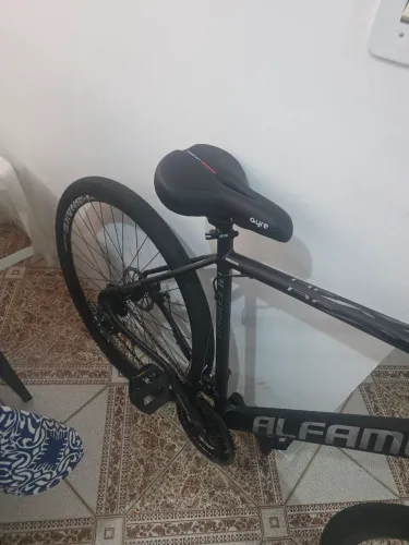 Bicicleta cinza escura 