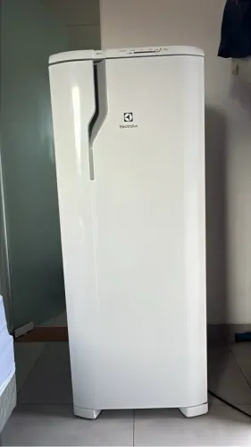 Geladeira Eletroclux 240L 220V