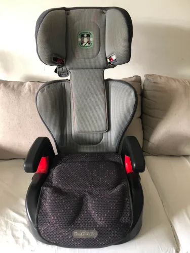 Cadeirinha Peg-Pérego, crianças de 15 a 36kg. Encosto removível que vira booster.