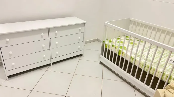 Cômoda, berço, colchão e capa impermeável