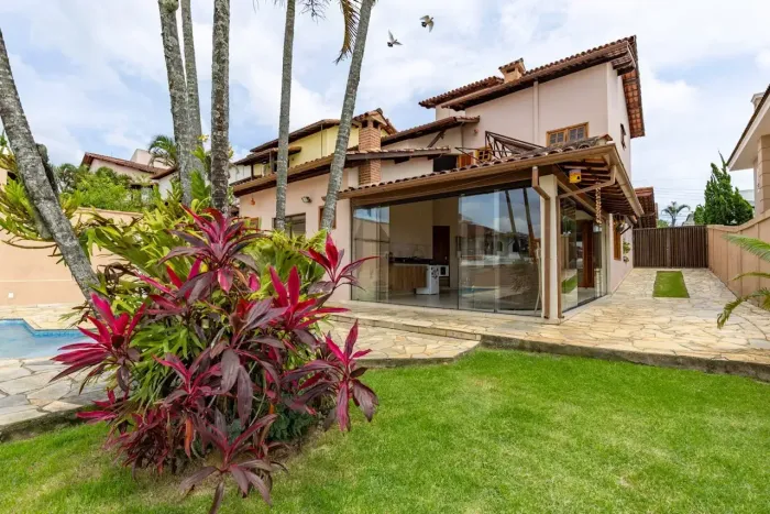Casa à venda com 260m2 com 4 quartos, 3 suítes, área de lazer no Granville - Juiz de Fora 