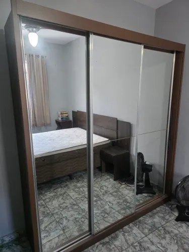 Guarda-Roupa Casal Grande com 3 Portas de Correr Todas em Espelho