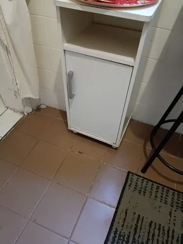Armarinho pequeno com porta