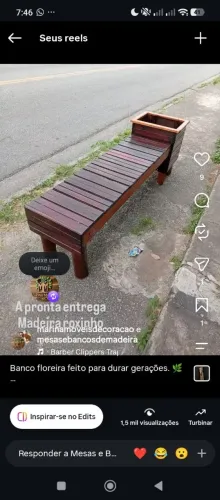 Banco madeira demolição com vaso de flor