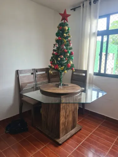 Mesa octagonal de vidro com tampo giratório