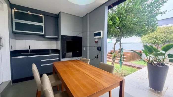 CASA REFORMADA À VENDA EM JURERÊ INTERNACIONAL