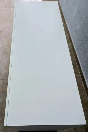 Escrivaninha ou pode ser até aparador.