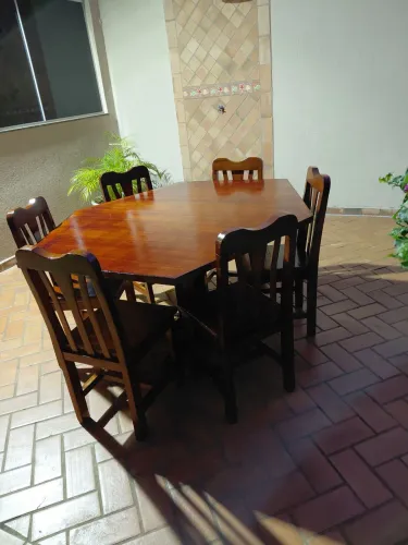 Mesa geométrica de mogno