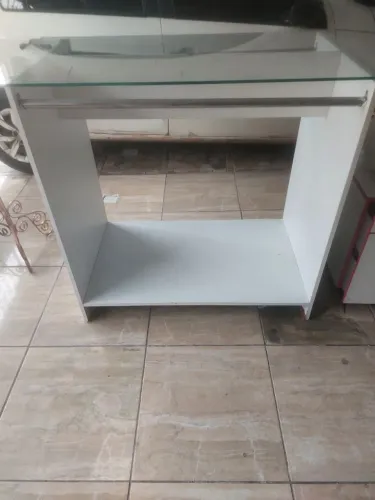 Móvel para loja, mesa com base de vidro e expositor .