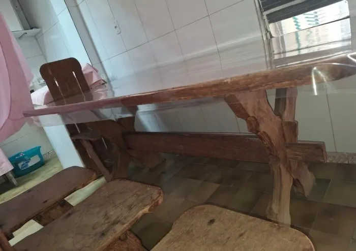 Mesa de madeira rústica e 8 cadeiras
