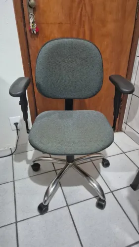 Cadeira de escritório (semi-nova)