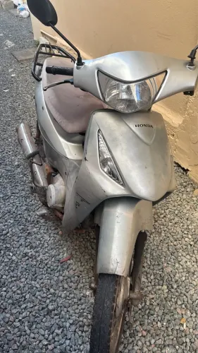Vendo moto biz pra rodar com multas da pra pagar e tresnferir